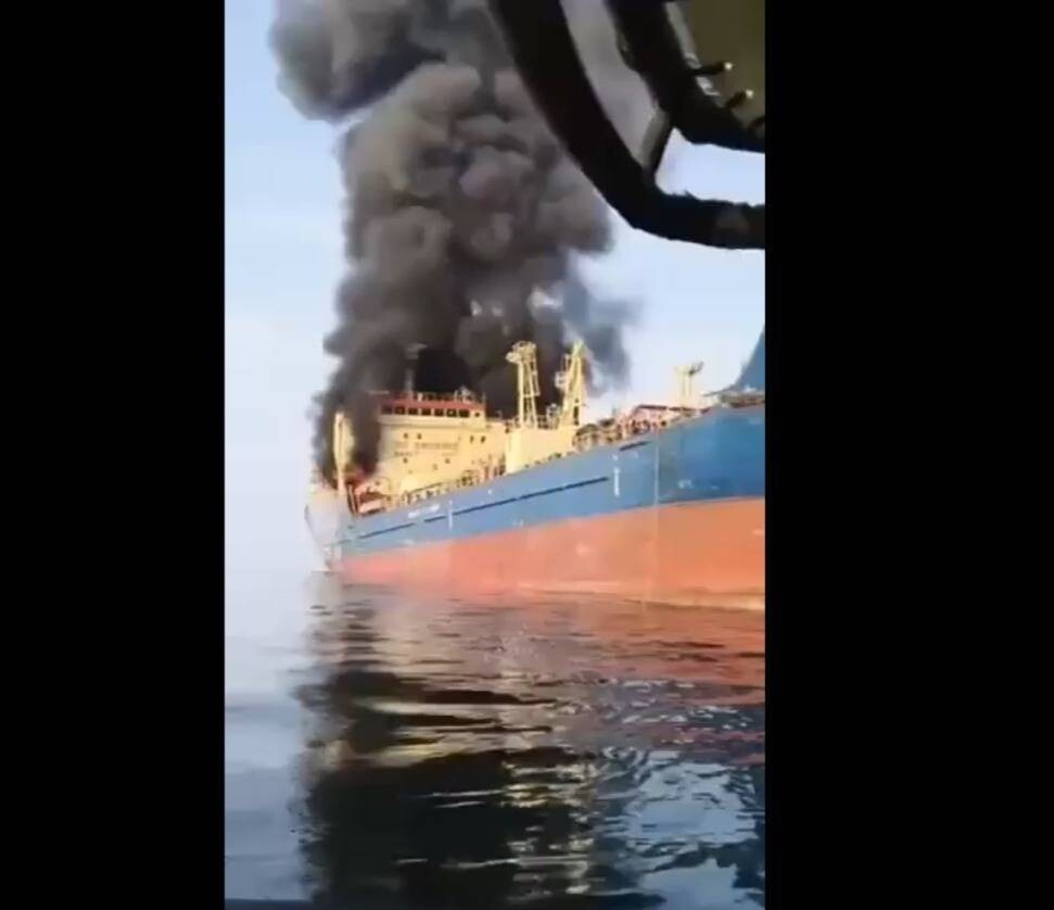 Petrolero se hunde tras ataque en Estrecho de Ormuz