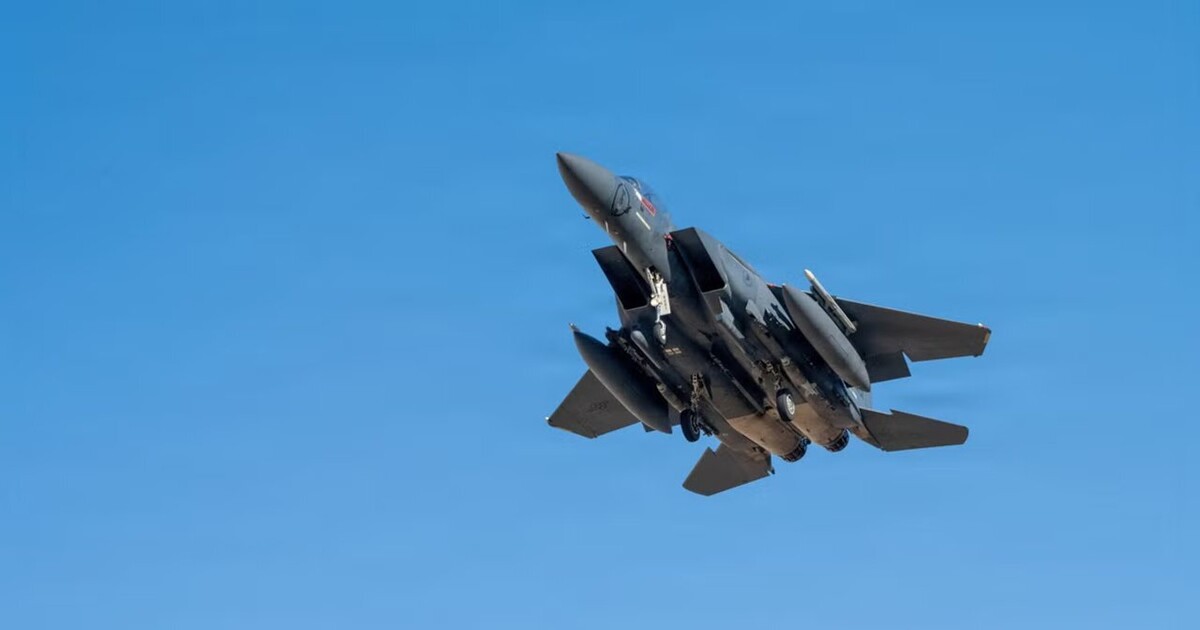 Caza estadounidense F-15E derribado sobre Irán: continúa la búsqueda del piloto