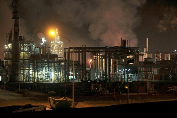 Ataques aéreos dañan instalaciones petroquímicas en Irán