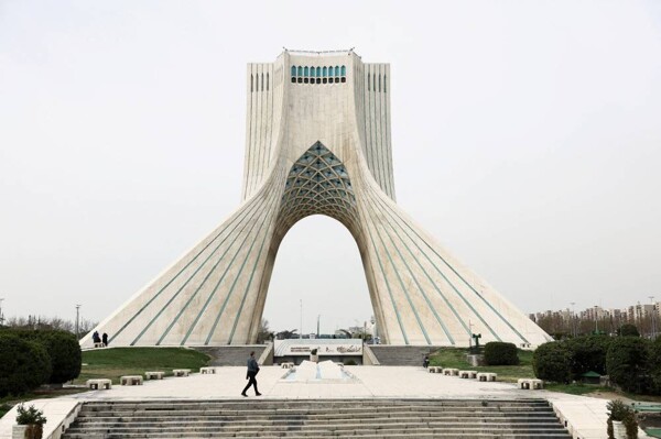 Irán endurece su postura de negociación ante el creciente influjo del Cuerpo de la Guardia