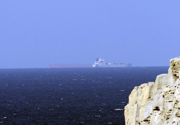 El tráfico en el estrecho de Ormuz se reanuda con cautela tras la tregua de EEUU e Irán