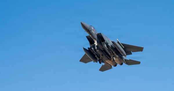 Caza estadounidense F-15E derribado sobre Irán: continúa la búsqueda del piloto