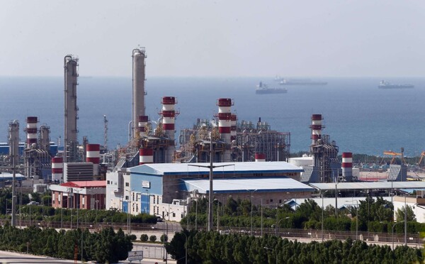 Irán bloquea el paso de petroleros de GNL a través del estrecho de Ormuz