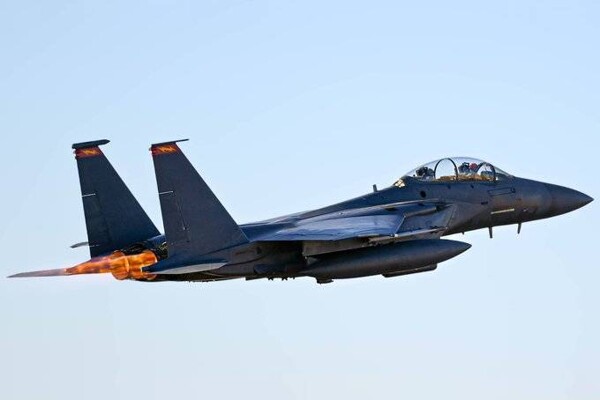 EE.UU. e Irán compiten para encontrar al piloto derribado