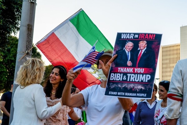 Hijo del monarca depuesto de Irán comenta la muerte de Jameneí